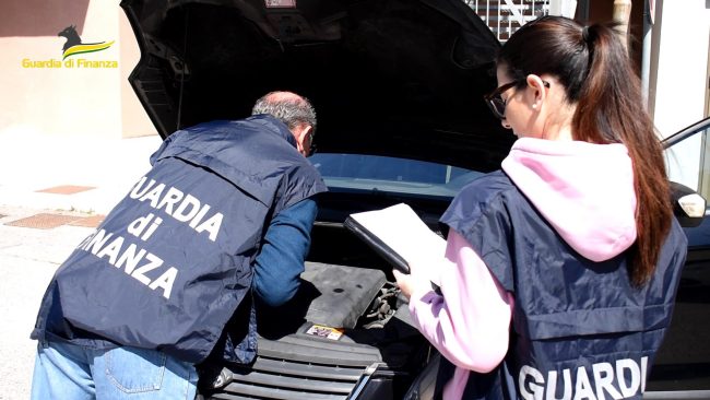 Auto “schilometrate” e vendute: scoperte oltre cento vetture – VIDEO