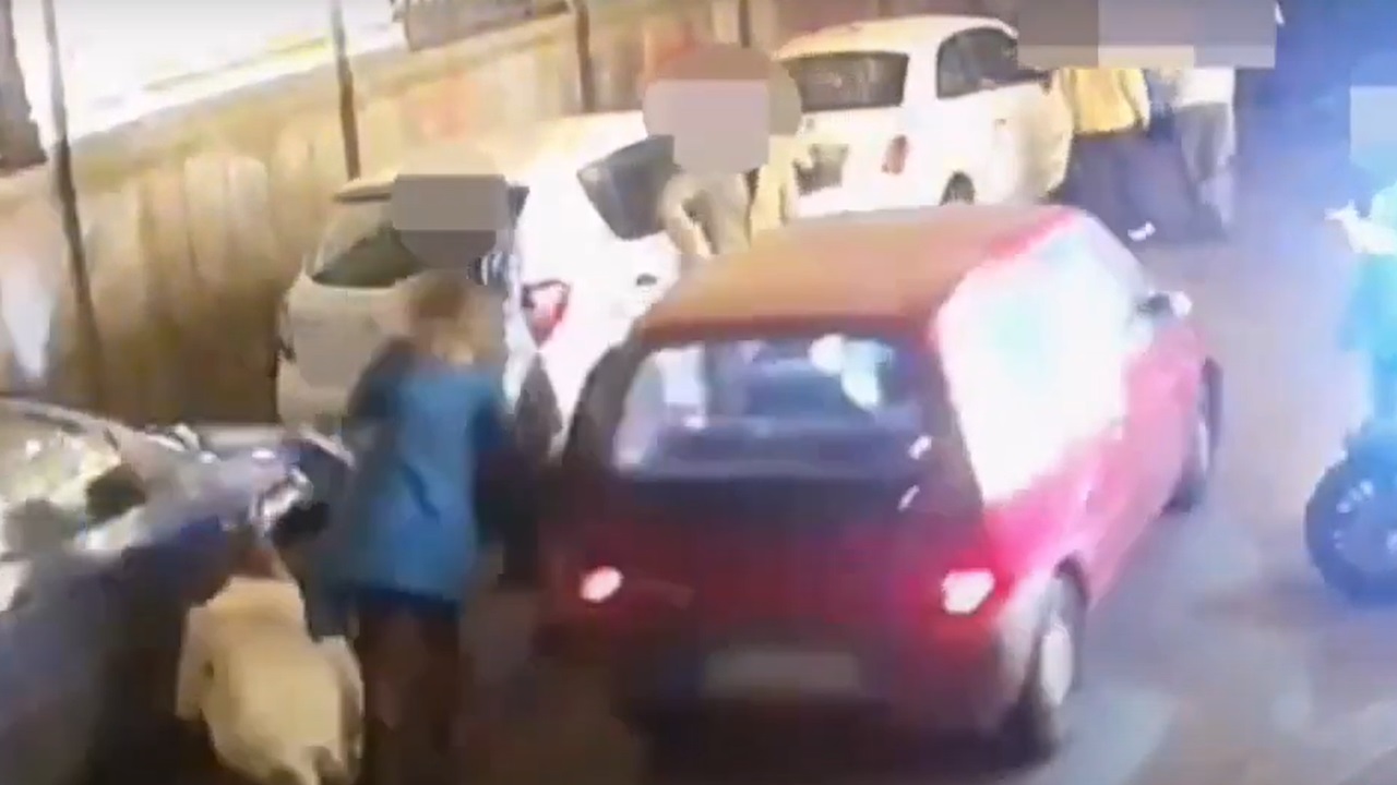 Scippava le donne in centro a Catania, arrestato il ladro che rubava borse dall’auto – VIDEO