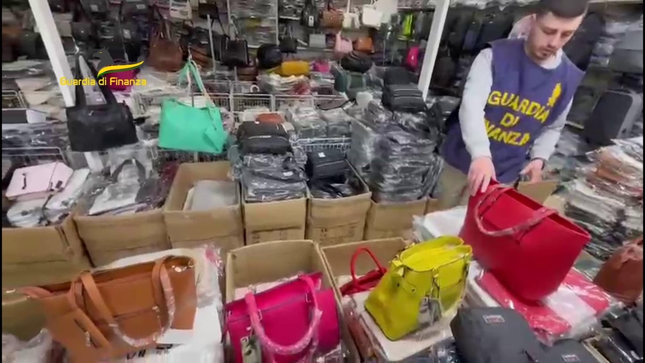 Sequestrati a Palermo 4mila capi di abbigliamento contraffatti, denunciati due responsabili – VIDEO