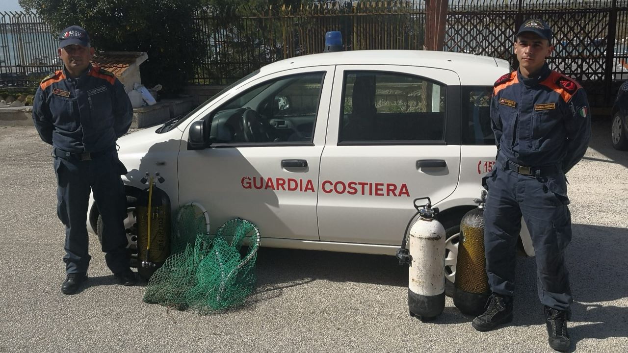 Marzamemi, sequestrati a tre sub 1.800 ricci di mare