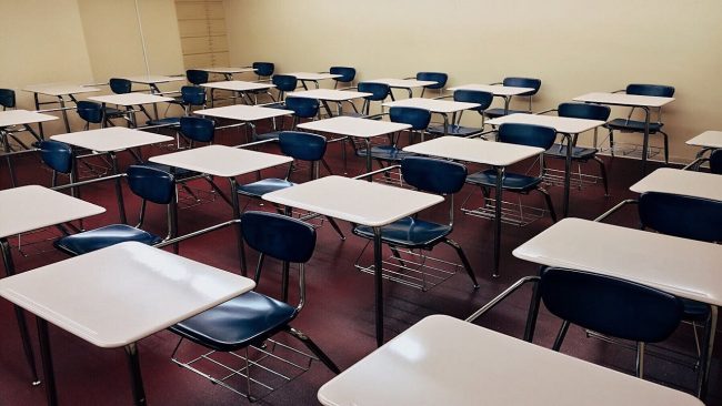 “Vacanze anticipate” per un minorenne di Nicosia: beccato a spacciare a scuola
