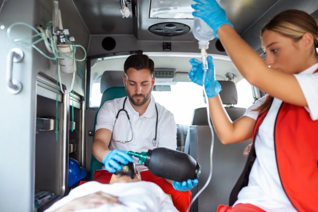 Muore in ospedale a 24 anni dopo essere stato accoltellato, aperta un’inchiesta