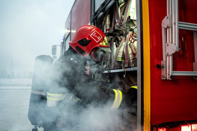 Lancio di pietre contro i vigili del fuoco impegnati a spegnere una “vampa” a Palermo
