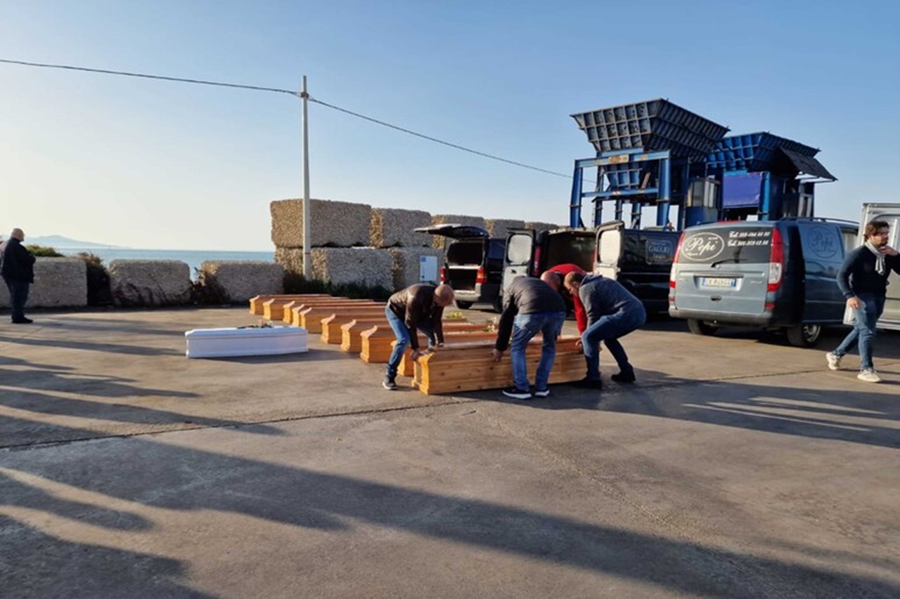 L’ultimo viaggio da Lampedusa a Porto Empedocle, sbarcate 11 bare di migranti