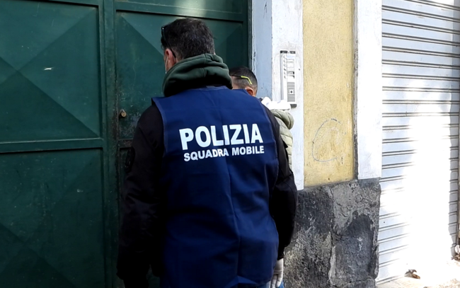 Esce frettolosamente da uno stabile, pusher incastrato dalla Polizia di Stato