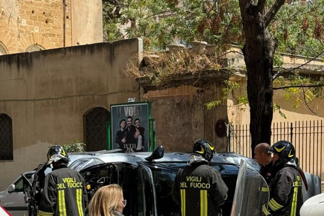 Auto si ribalta in corso Calatafimi, danneggiate auto e moto in sosta: ferita una donna