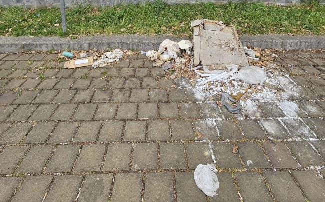 Parcheggio o discarica? A San Giovanni La Punta macchine in sosta tra l’immondizia
