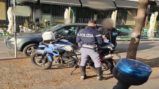 Follia a Catania, parcheggiatore abusivo pretende di essere pagato e minaccia un “cliente”