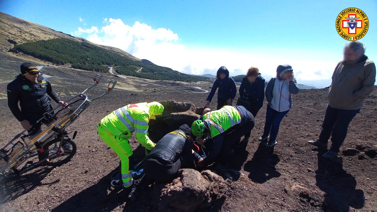 Scivola lungo il sentiero dei Crateri Silvestri e si infortuna: soccorso turista spagnolo