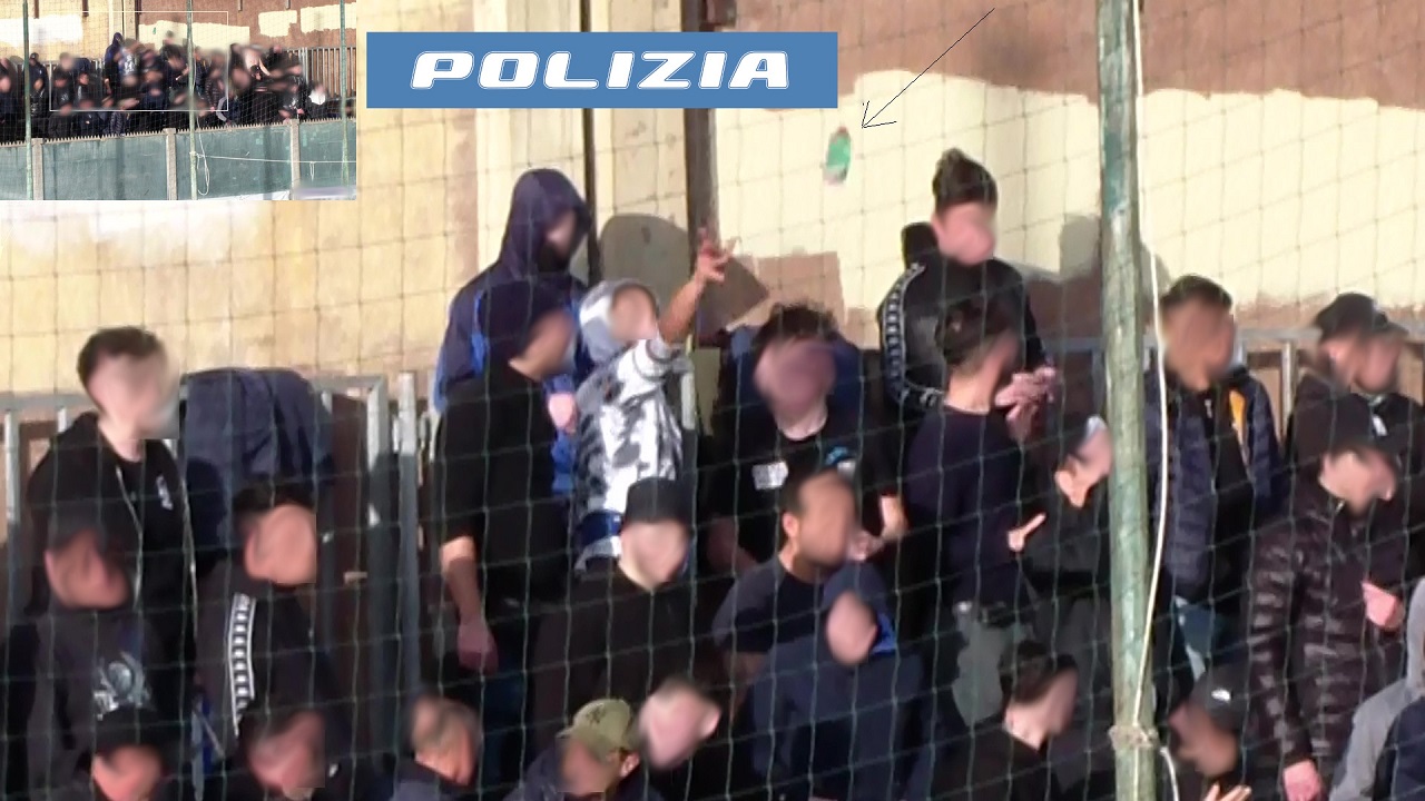 Petardi e fumogeni in campo, denunciati otto tifosi dopo i disordini di Paternò-Gela