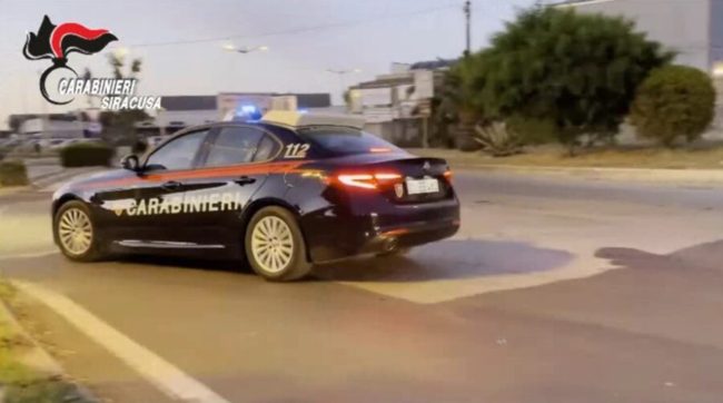 Nasconde la droga nel reggiseno, in manette donna e compagno