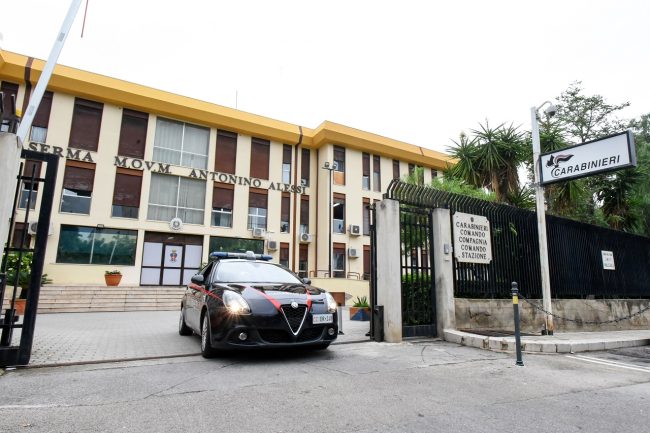 Hashish in auto e in casa: arrestato un giovane pusher