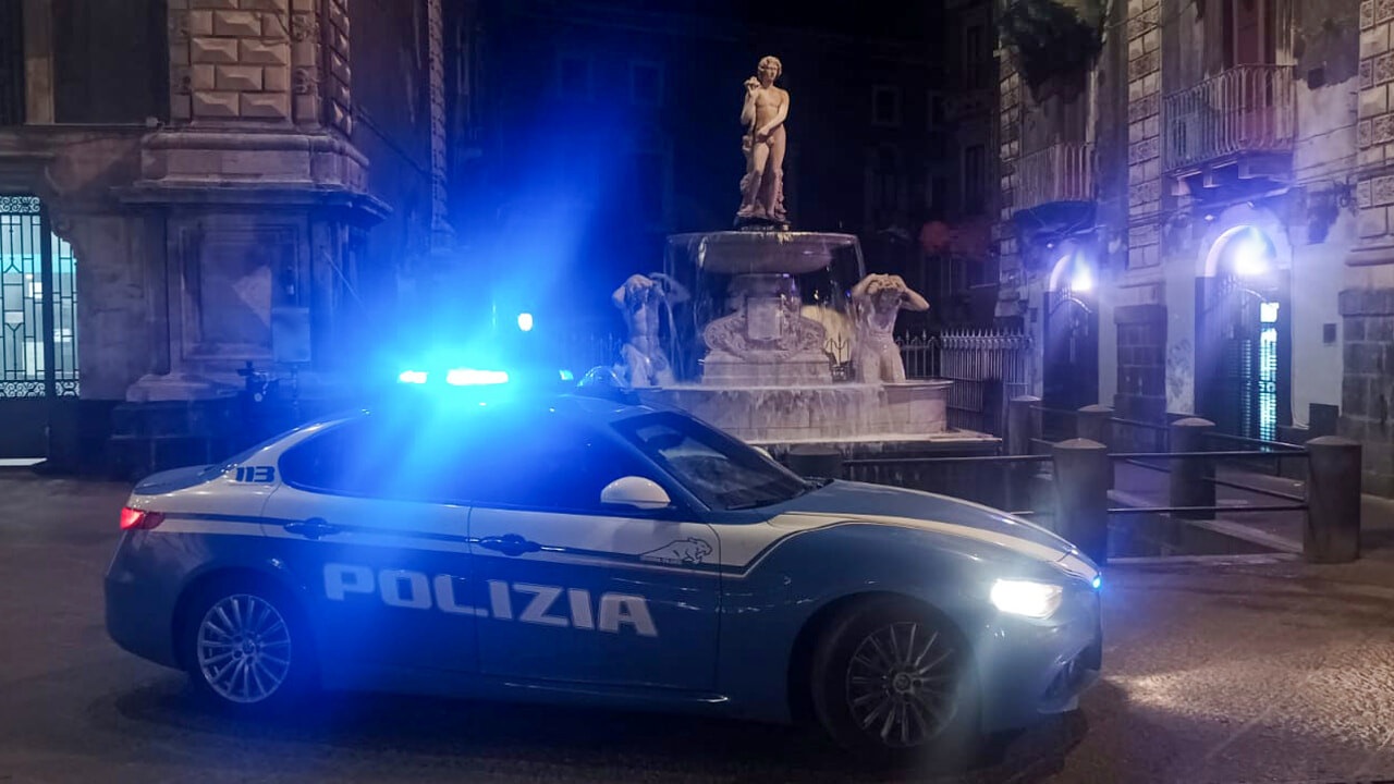 Entra nella fontana dell’Amenano e minaccia un poliziotto di morte: arrestato pluripregiudicato