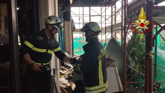 Incendio C&C, spunta un uomo con ferite da deflagrazione al San Marco