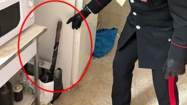 Picchia la madre con un bastone e la minaccia di morte: arrestato un giovane nel Catanese