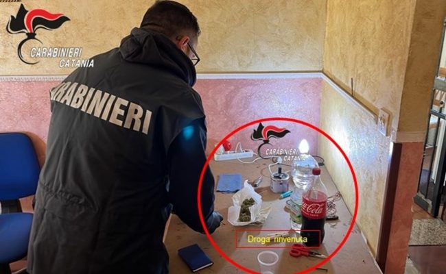 Catania, scoperta piazza di spaccio in un appartamento: arrestato pusher 21enne