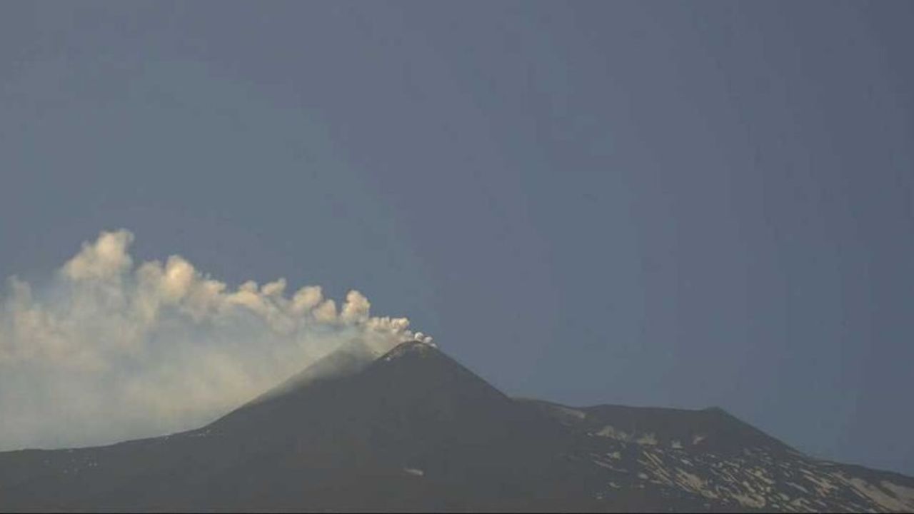 L’Etna trema, forte emissione di cenere vulcanica