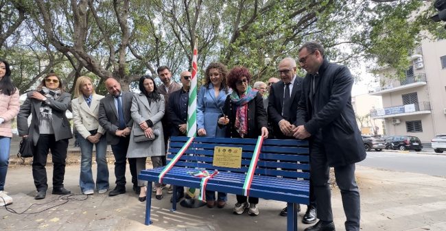 Catania, inaugurata una panchina blu per l’inclusione: l’iniziativa della CISL