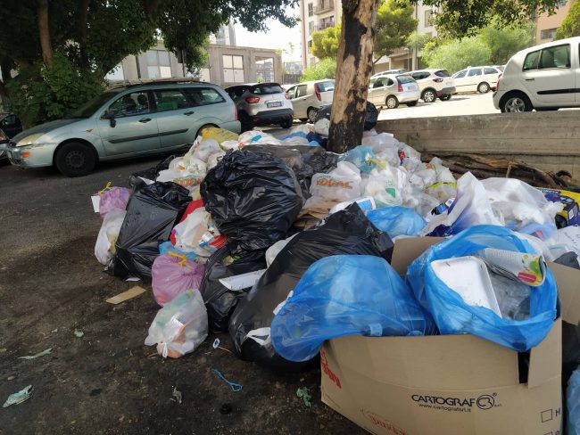 Isole ecologiche e ispettori ambientali. Catania prova ad accelerare sui rifiuti: differenziata e più controllo