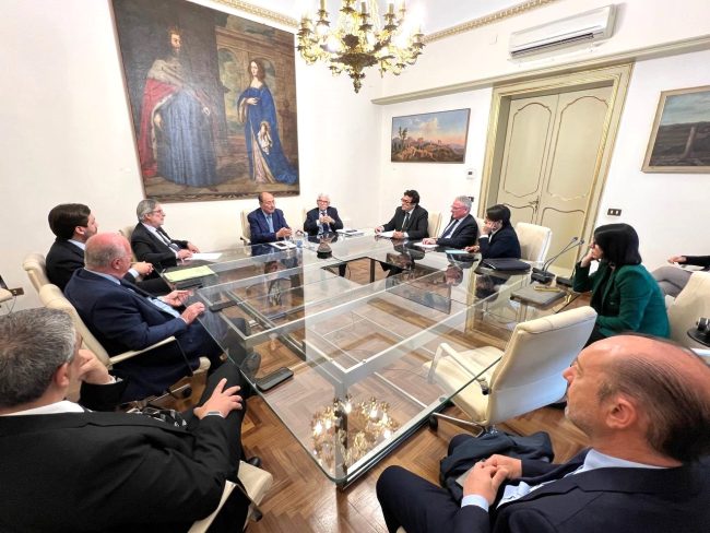 Rifiuti, incontro tra Regione e Anci Sicilia sui costi per i Comuni