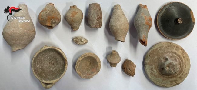 Fucili e munizioni nel pollaio, pensionato arrestato a Noto: in casa anche oggetti di interesse archeologico