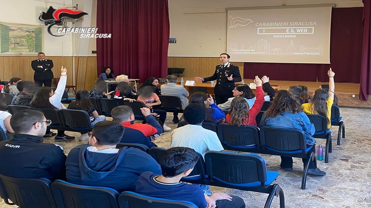 I carabinieri a scuola per parlare del rapporto social-giovani
