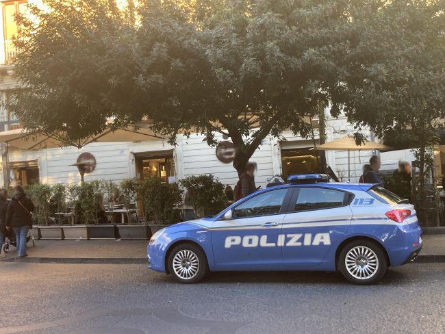Donna priva di sensi stesa su un marciapiedi in via Sant’Euplio a Catania