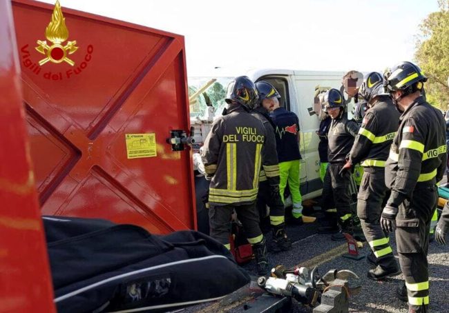 Scontro furgone-camion lungo la Tangenziale di Messina: 2 feriti incastrati tra le lamiere