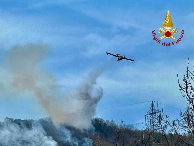 Doppio incendio sull’Etna, vigili del fuoco e canadair in azione