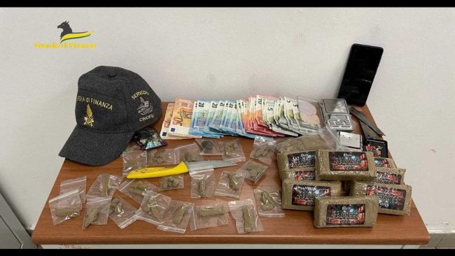 Sequestrati oltre due chili di hashish a Palermo, arrestato anche un pusher