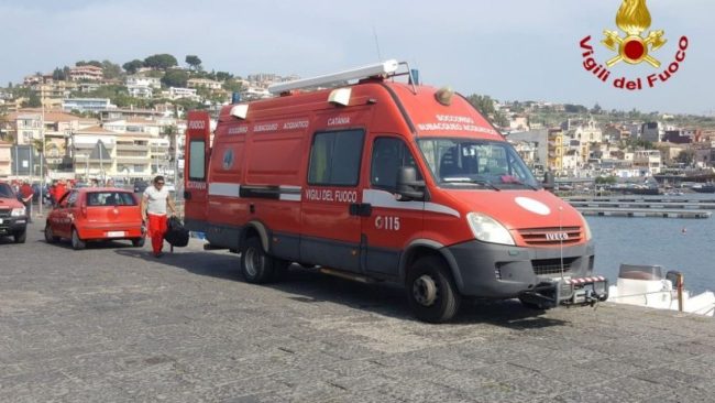 Uomo a bordo di un’auto si getta nelle acque del mare di Acitrezza
