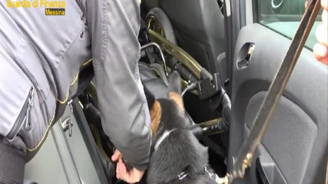 Beccato con mezzo chilo di cocaina e munizioni nel passeggino – VIDEO