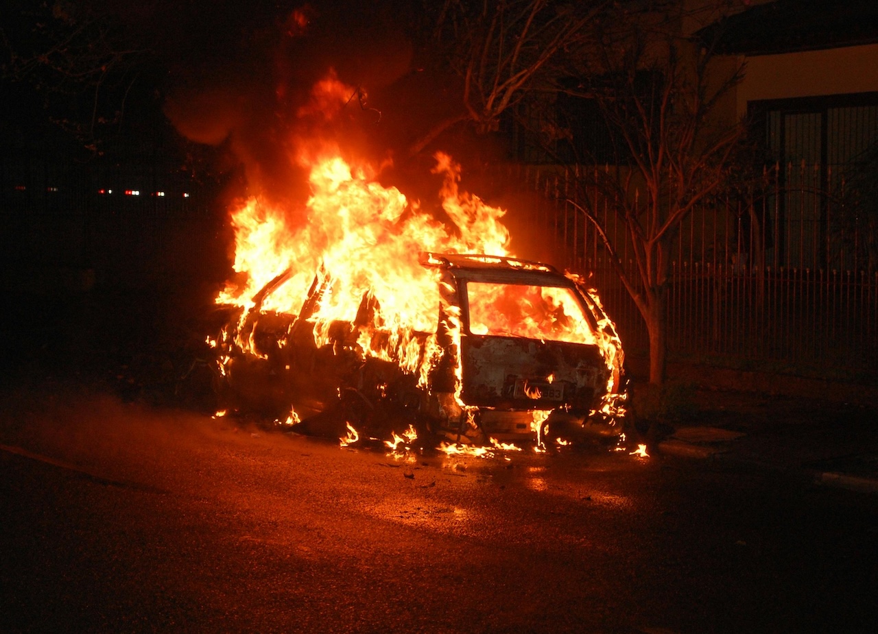 Tragedia a Carlentini, uomo muore carbonizzato all’interno dell’auto in fiamme