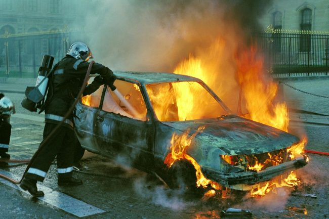 Auto in fiamme in via Bologna, vigili del fuoco aggrediti dal proprietario perché intervenuti “in ritardo”