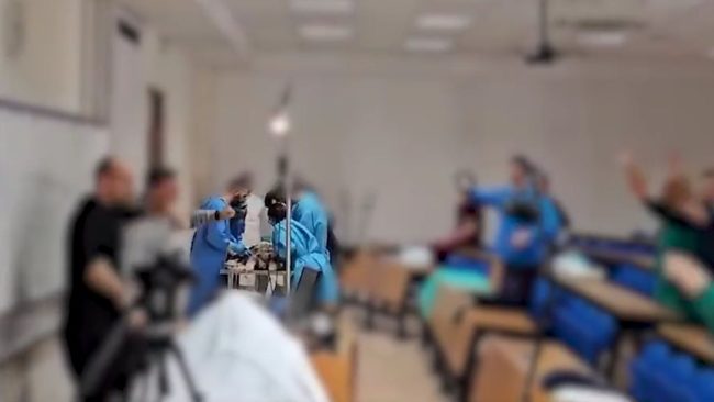 Ballano “Gioca Jouer” durante un’autopsia: polemica sul video diventato virale