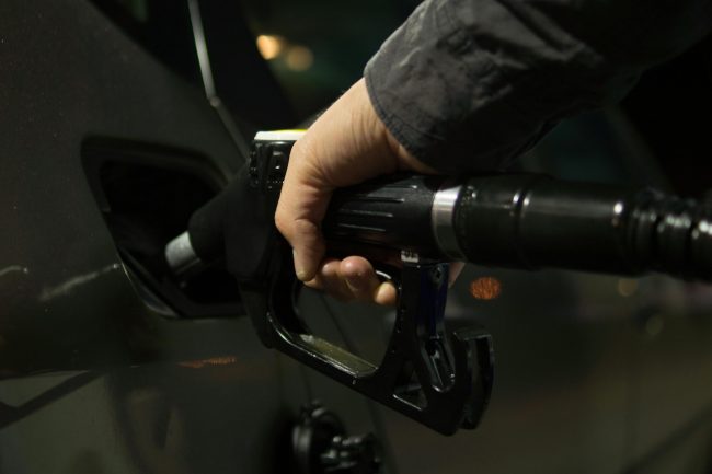 Caro carburanti, si raggiunge il livello più alto degli ultimi sei mesi: la benzina supera i 2 euro