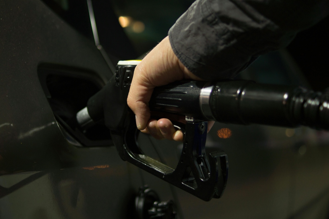 Caro carburanti, si raggiunge il livello più alto degli ultimi sei mesi: la benzina supera i 2 euro