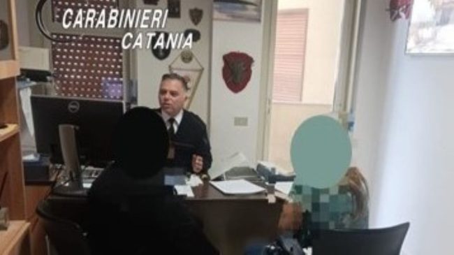 “Mamma accompagnami a comprare la droga”, arrestato 24enne in escandescenze nel Catanese