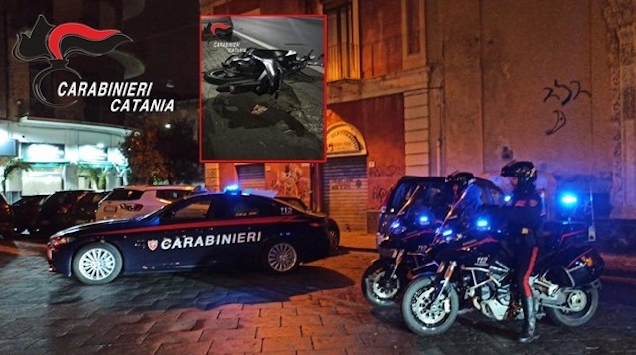 Due giovani beccati in via Palermo a spingere uno scooter rubato a una donna a Nesima