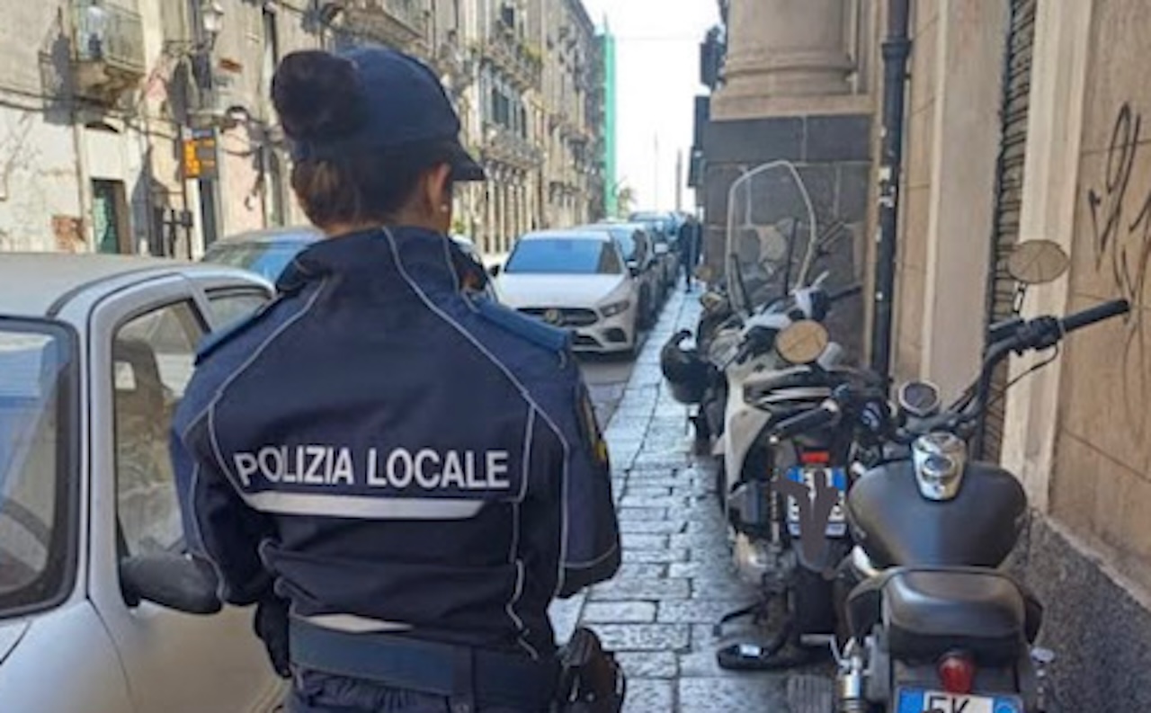 Sosta selvaggia di moto sui marciapiedi di Catania: la municipale ne sanziona 143