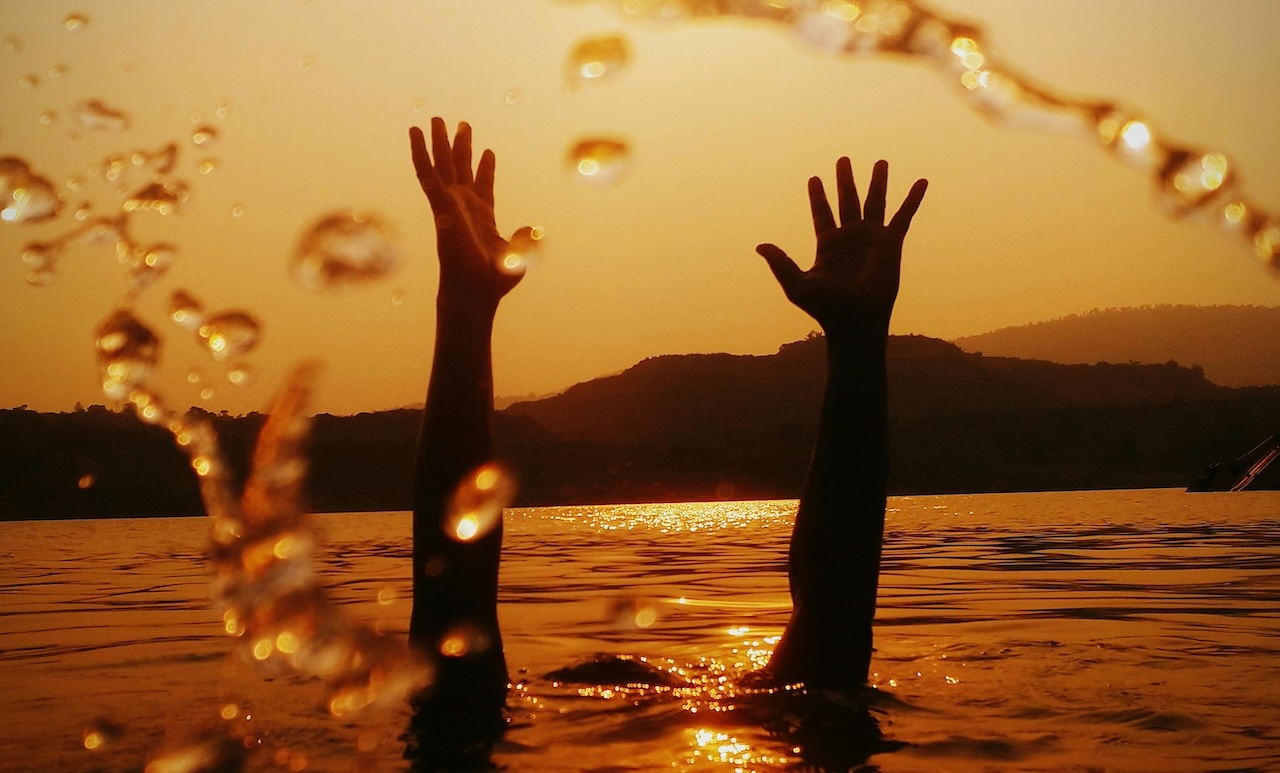 Dramma in mare a Cefalù, padre e figlia rischiano di annegare: salvati da un turista