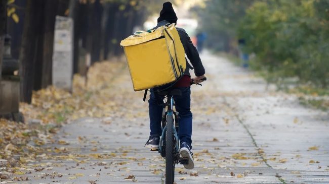 Palermo, rider aggredito da branco insieme ai suoi 3 amici: non aveva accettato di essere pagato con soldi falsi