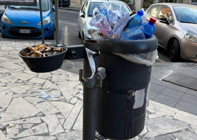 Cestini strapieni e spazzamento inesistente in corso delle Province, esplode la protesta di residenti e commercianti