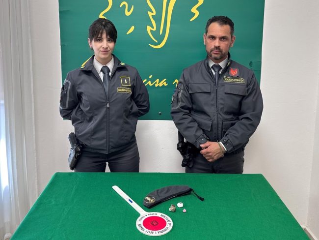 “Cocaina rosa” e vario stupefacente in auto, nei guai un giovane del Catanese