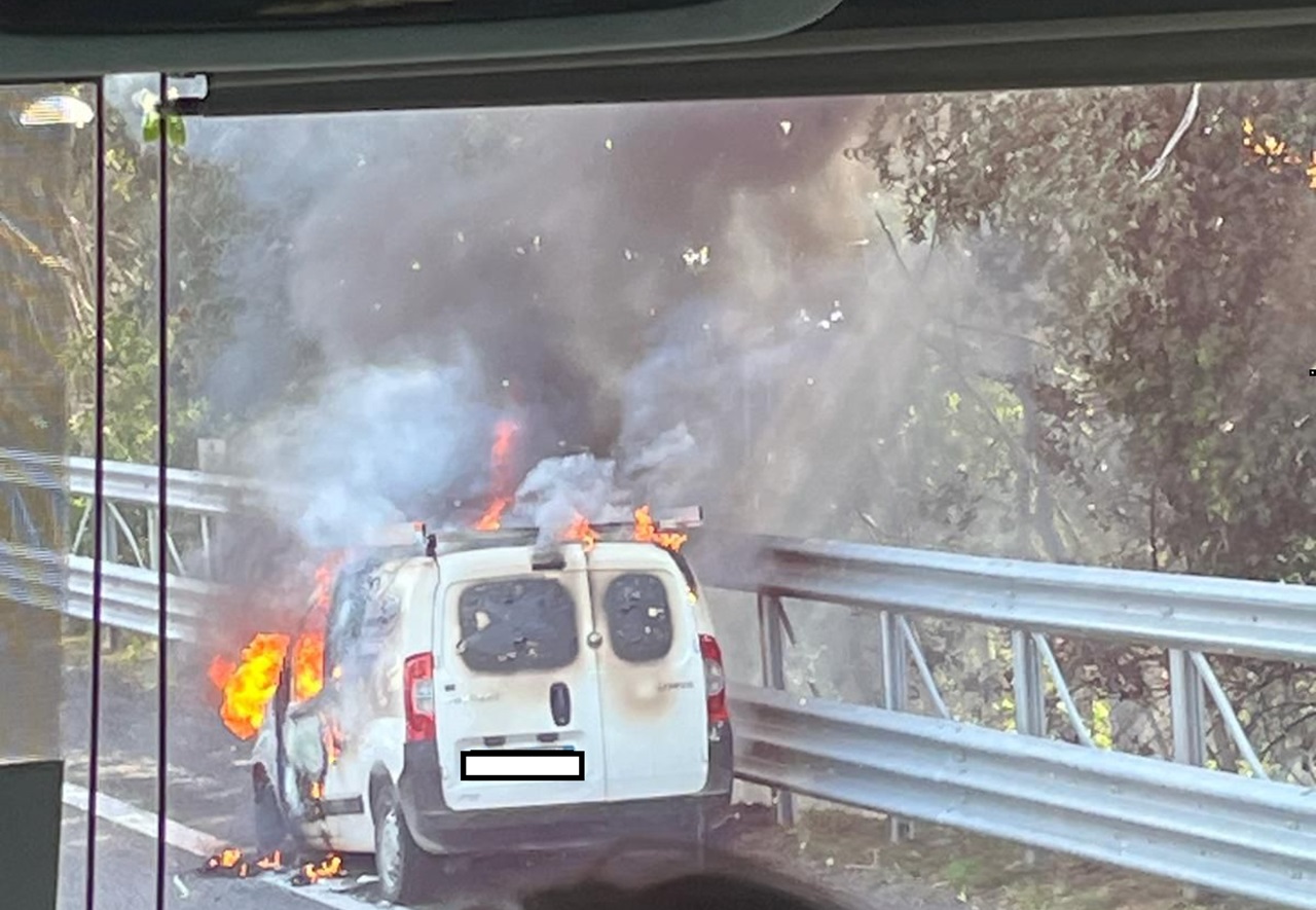 Auto in fiamme lungo la A18: traffico in tilt nel tratto Acireale-Catania