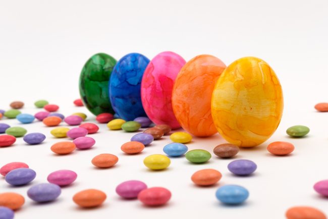 Acquistano 30 uova di Pasqua sostituendo i codici a barre per pagare meno, 2 denunce