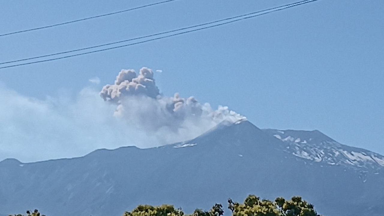 Etna, esplosione del cratere di Sud-Est e modesta emissione di cenere