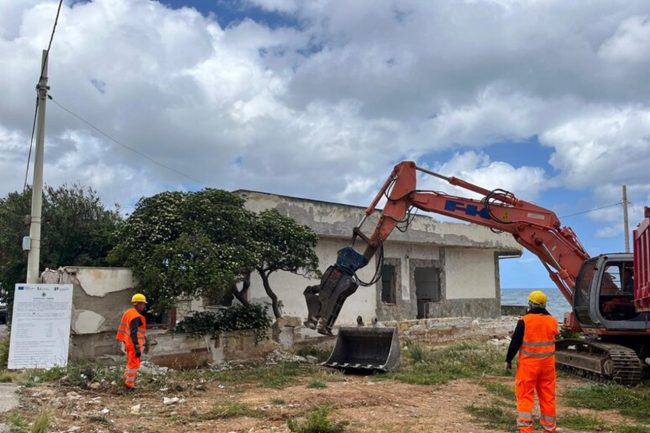 Ruspe di nuovo in azione a Carini, abbattuta villetta abusiva