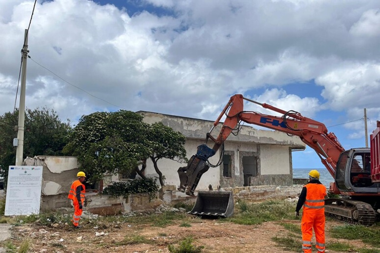 Ruspe di nuovo in azione a Carini, abbattuta villetta abusiva