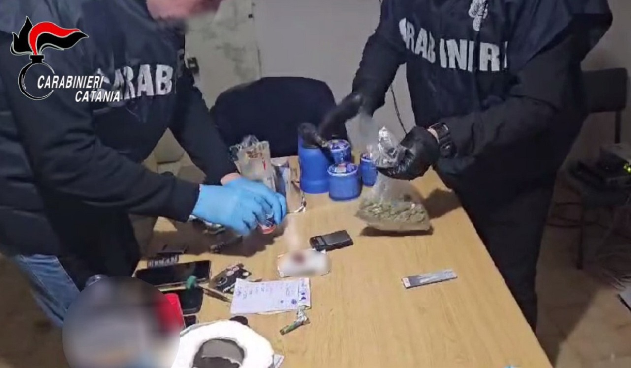 Fortino della droga a San Cristoforo: in manette tre pusher catanesi, due sono minorenni – VIDEO